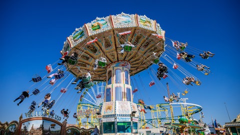 Ein Kettenkarussell auf dem Frühlingsfest in Stuttgart: Die veranstalter melden mit 2,2 Millionen Besuchern für 2025 ein Rekordergebnis.