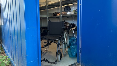 Wer vermisste seinen Rollstuhl? In einem Container lagert das Fundbüro auf dem Cannstatter Wasen diesen skurrikel Fund. Auf dem Frühlingsfest gibt es jedes Jahr wieder kuriose Fundstücke.