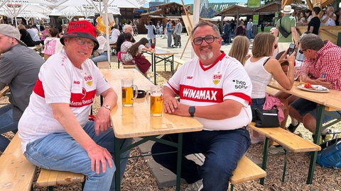 Eberhard Reichert (rechts) und Rolf Kugel  (links) genießen auf dem Frühlinsfest ein Bier vor dem letzten Heimspiel der Saison des VfB Stuttgart nebenan in der MHP Arena.