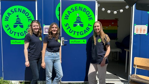 Frau Semmler, Frau Lindemann und Frau Eschle (von links) arbeiten mit bei der Wasenboje auf der Frühlingsfest Stuttgart.