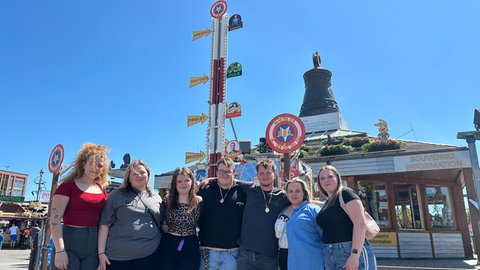 Kevin und Luis (Mitte, von links) aus Freudenstadt wollen am letzten Frühlingsfest-Tag nochmal Party machen.