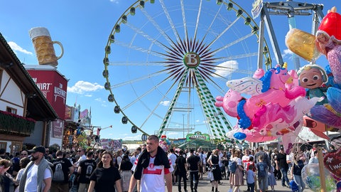 Viele Besucher genossen am Abschlusstag nochmal das Treiben auf dem Frühlingsfest Stuttgart.