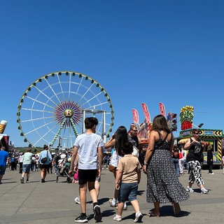 Ein letztes Mal über den Cannstatter Wasen: An diesem Sonnatg endete das 85. Frühlingsfest Stuttgart.