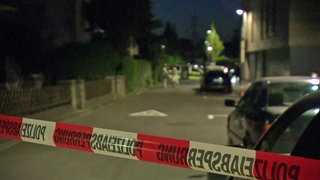 Die Polizei hat die Straße in Tamm, in der am Montagabend Schüsse fielen, mit einem Band abgesperrt.