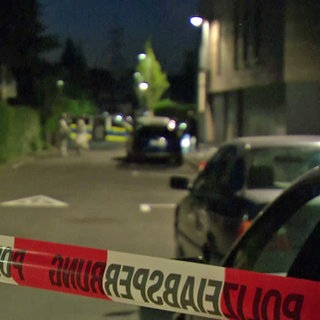 Die Polizei hat die Straße in Tamm, in der am Montagabend Schüsse fielen, mit einem Band abgesperrt.