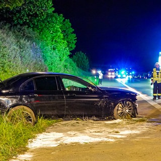 ein Mercedes, nachdem sich der Fahrer mit ihm mehrfach auf der A8 bei KirchheimTeck (Kreis Esslingen) überschlagen hat