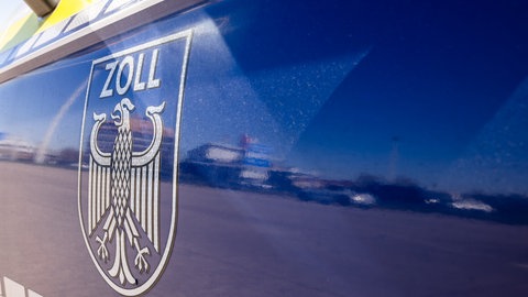 Das Bild zeigt die Aufschrift Zoll auf einem Einsatzfahrzeug.