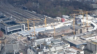 Blick auf die Baustelle des milliardenschweren Bahnprojekts Stuttgart 21, bei dem der Hauptbahnhof der baden-württembergischen Landeshauptstadt unter die Erde verlegt werden soll.