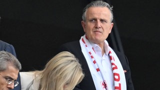 Der Oberbürgermeister der Stadt Stuttgart, Frank Nopper (CDU), steht auf der Tribüne bei einem VfB Stuttgart-Spiel. (Archiv)