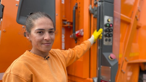 Valentina Szatmari ist eine von nur drei Frauen bei der Böblinger Müllabfuhr. Ihr Teampartner heißt Roman Villwock. 