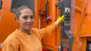 Valentina Szatmari ist eine von nur drei Frauen bei der Böblinger Müllabfuhr. Ihr Teampartner heißt Roman Villwock. 