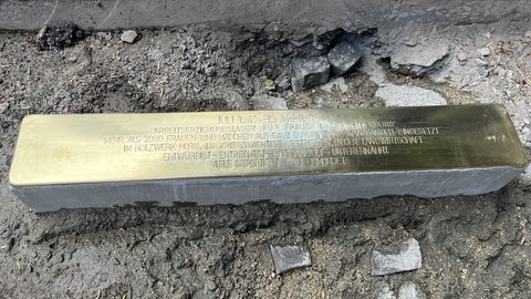 In Rudersberg ist eine sogenannte Stolperschwelle verlegt worden, um an die Opfer des "Arbeitserziehungslagers" für Frauen zu erinnern.