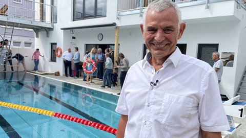 Achim Gall freut sich, dass sein Freibad endlich offiziell eröffnet wurde.