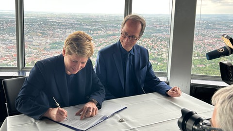 Unterschrift auf dem Fernsehturm von Ministerin Nicole Razavi und SWR-Verwaltungsdirektor Jan Büttner