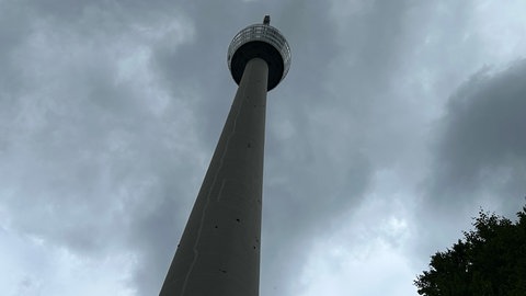 Wegen Rissen im Turm muss der Stuttgarter Fernsehturm saniert werden.