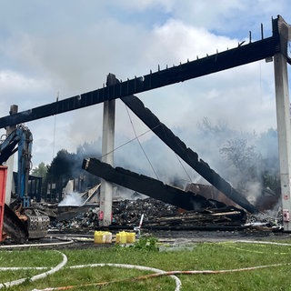 eine abgebrannte Lagerhalle in Backnang (Rems-Murr-Kreis)