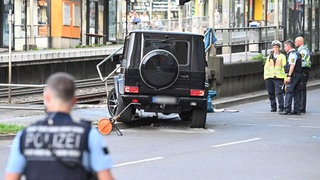 Nachdem am 2. Mai ein Geländewagen am Olgaeck in Stuttgart in eine Personengruppe gefahren ist, untersucht die Polizei die Unfallstelle an der Stadtbahnhaltestelle.