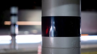 Ein naher Ausschnitt einer Blitzersäule. In der Schwieberdinger Straße in Ludwigsburg soll nun ein Blitzer aufgestellt werden. Grund dafür ist das illegale Autorennen bei dem im März zwei unbeteiligte Frauen zu Tode gekommen sind. (Symbolbild)