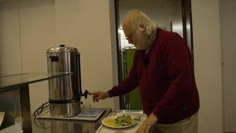 Axel Rüsterholz holt sich ein Wasser zu seinem Mittagessen. 