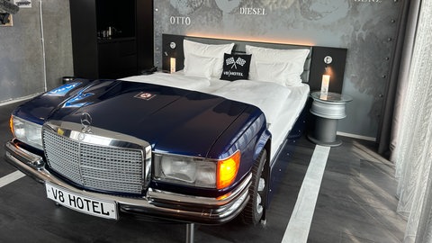 Im Hotelzimmer haben die Betten am Fußende eine Autofront. 