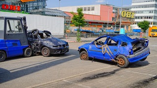 Autos einer Stunt-Show in Leinfelden-Echterdingen (Kreis Esslingen)