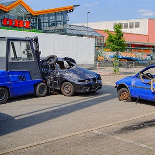 Autos einer Stunt-Show in Leinfelden-Echterdingen (Kreis Esslingen)