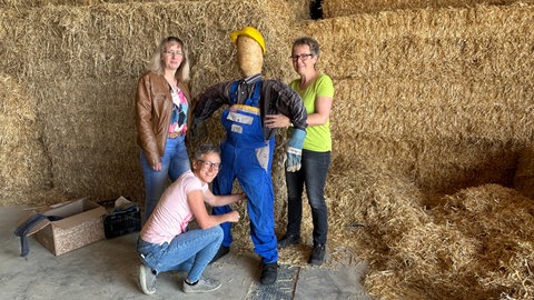 Landfrauen in Geislingen-Waldhausen haben Strohpuppen gebastelt.