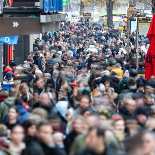 Menschen gehen auf der Königstraße. 