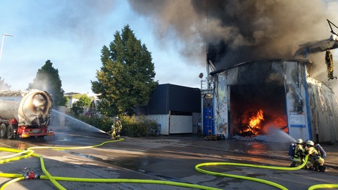 In Korntal-Münchingen ist bei einem Baustoffhandel ein Feuer ausgebrochen. 