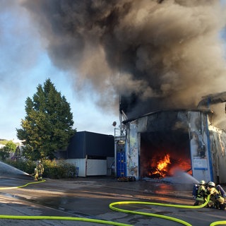In Korntal-Münchingen ist bei einem Baustoffhandel ein Feuer ausgebrochen. 