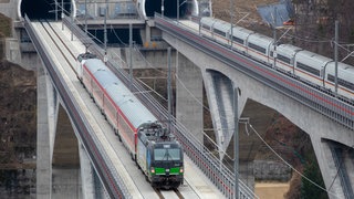 Regionalexpress und ICE stehen auf der Neubaustrecke Ulm-Wendlingen.