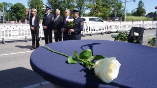 Bei der Enthüllung der Stehle in Stuttgart für den vor einem Jahr bei einem Unfall verstorbenen Motorrad-Polizisten Thomas Hohn: Landespolizeipräsidentin Stefanie Hinz, Stuttgarts Polizeipräsident Markus Eisenbraun, Stuttgarts OB Frank Nopper (CDU), Landesinnenminister Thomas Strobl (CDU) und Timo Brenner, Leiter der Stabsstelle Öffentlichkeitsarbeit im PP Stuttgart (v.l.).