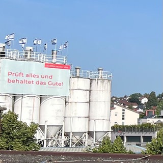 Israelische Flaggen wehen auf Baustoff-Silos 