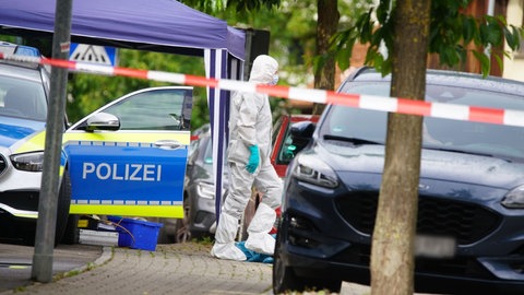 Nach einer Schießerei in Wangen (Kreis Göppingen) sichert die  Polizei Spuren.