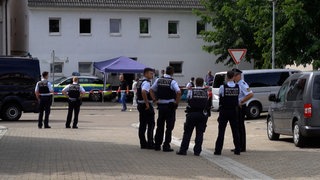 Eine Gruppe Polizisten stehen am Tatort in Wangen (Kreis Göppingen): Die Polizei hat einen Mann erschossen, der Polizisten mit einem Messer angriff.