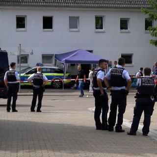 Eine Gruppe Polizisten stehen am Tatort in Wangen (Kreis Göppingen): Die Polizei hat einen Mann erschossen, der Polizisten mit einem Messer angriff.