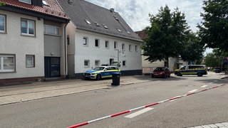Polizisten stehen vor dem Tatort in Wangen (Kreis Göppingen).