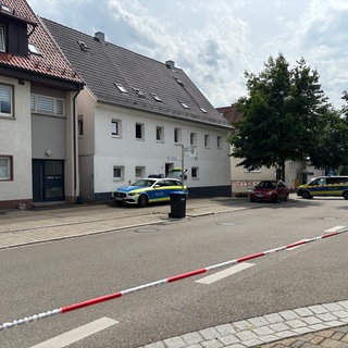 Polizisten stehen vor dem Tatort in Wangen (Kreis Göppingen).
