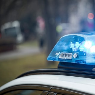 Blaulicht eines Polizeiautos (Symbolbild)
