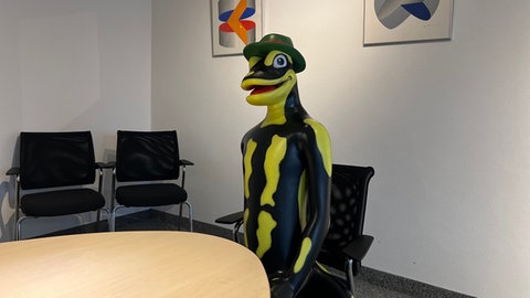 Die Lurchi-Figur hat im Stadtpark nur ein paar Tage überlebt. Dann wurde sie Opfer von Vandalismus und zog vorübergehend ins Rathaus um. 