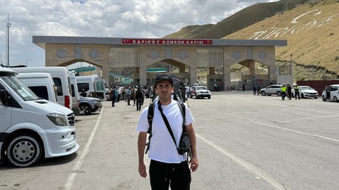Serkan Eren, Gründer der Stuttgarter Hilfsorganisation STELP steht an der türkisch-iranischen Grenze