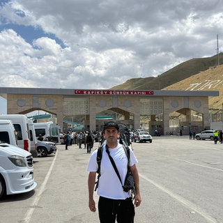 Serkan Eren, Gründer der Stuttgarter Hilfsorganisation STELP steht an der türkisch-iranischen Grenze