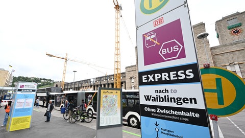 Busse für den Schienenersatzverkehr für die gesperrte Bahnstrecke Stuttgart - Waiblingen stehen vor dem Bahnhof in Stuttgart: Wenn der Tiefbahnhof Ende 2026 nur teilweise eröffnet wird, gibt es solche Beeinträchtigungen für Fahrgäste weniger - dafür aber für längere Zeit.