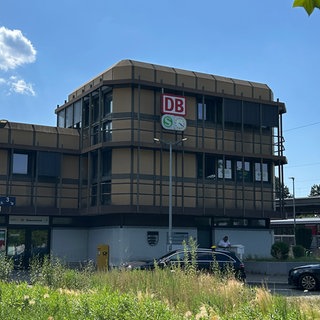 Der Bahnhof Waiblingen von außen. Beim Bahngipfel wurde auch über die Sanierung von kleineren Bahnhöfen in Baden-Württemberg gesprochen. Unter anderem der Bahnhof in Waiblingen soll modernisiert werden. 
