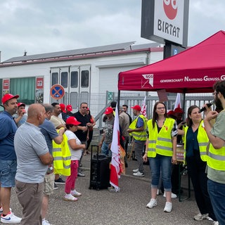 Warnstreik beim grossen Dönerhersteller Birtat in Murr, Landkreis Ludwigsburg, im Juli 2025.Birtat ist eine der größten Dönerfabriken Deutschlands und verkauft europaweit seine Spieß