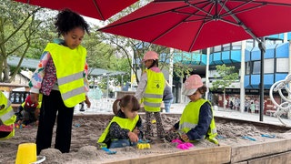 Kinder spielen in einem Sandkasten
