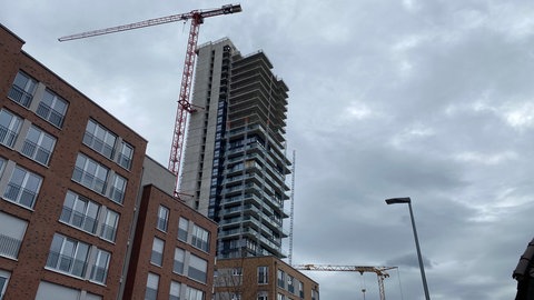 Der Schwabenlandtower mit seinen 107 Metern Höhe steht in Fellbach. Durch finanzielle Probleme des Bauträgers gibt es Probleme bei der Fertigstellung.