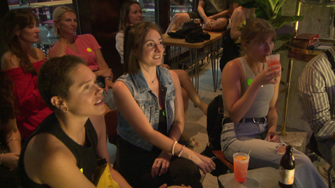 Lea (links) und Lara (Mitte) gemeinsam mit ihrer Freundin Kathi (rechts) bei dem Datingformat "Date my Mate". 