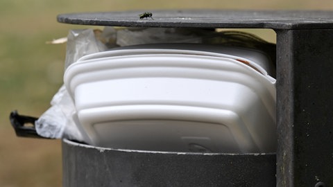 Ein Mülleimer füllt sich im Park an der Ilm in mit Einwegverpackungen (Symbolbild).