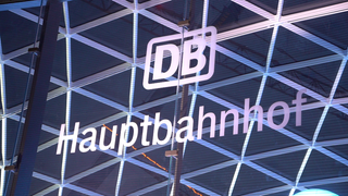 Der Schriftzug auf dem enthüllten Eingangsportal am Stuttgarter Hauptbahnhof